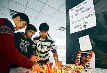 aiims students suspend relay hunger strike