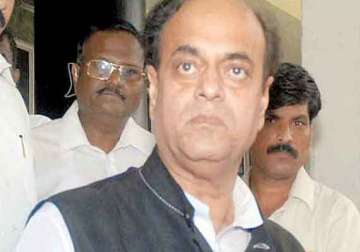 additional sp gives bouquet to sp leader abu azmi mns demands action