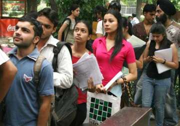 admissions start at du students flock in large numbers