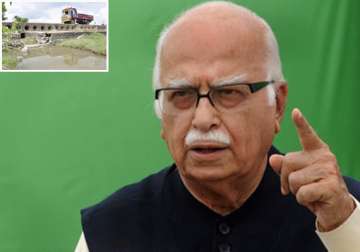 advani lauds tn police for detection of bomb on his route