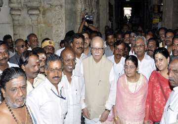 advani offers worship at madurai meenakshi temple