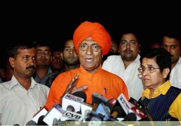 agnivesh disapproves of anna continuing fast questions agenda