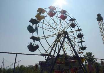 air hostess falls off giant wheel dies