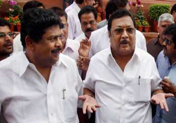 alagiri refutes karunanidhi s charges wishes father to mourn him