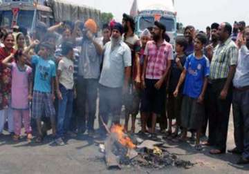 angry mob blocks jammu pathankot national highway over death of ex crpf man