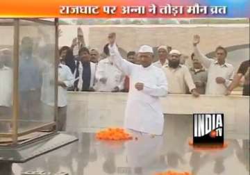 anna hazare breaks his vow of silence at rajghat