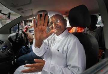 anna hazare moves his fast to rajghat