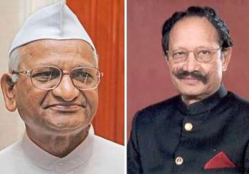 anna hazare praises khanduri for lokpal slams gujarat govt