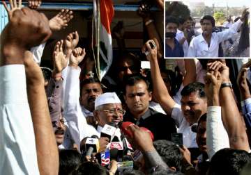 anna hazare shown black flags