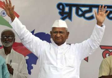 anna hazare threatens to stop water intake if forcefed during fast