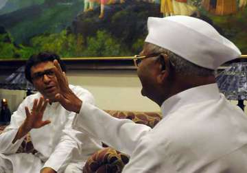 anna hazare meets and praises raj thackeray
