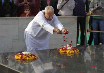 anna visits rajghat ahead of his day long fast on lokpal issue
