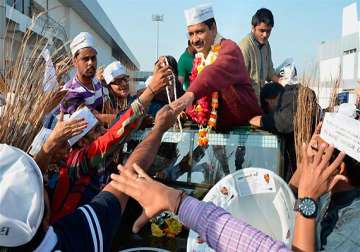 gujarat police stops kejriwal s roadshow for brief questioning