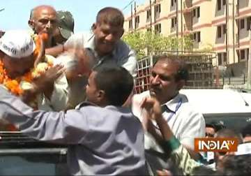 kejriwal slapped by auto driver during roadshow in delhi