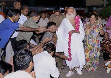 asaram aides fail to appear before cops