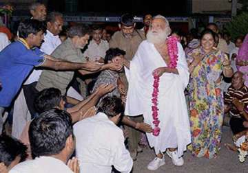 asaram employees fail to appear before police for questioning