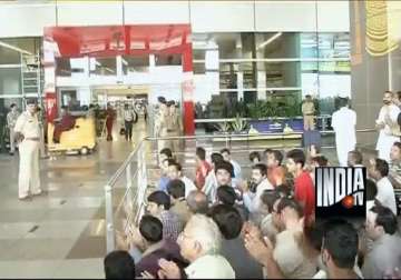 asaram supporters raise slogans at delhi airport