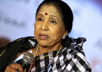 asha bhosale donates rs 5 lakh to mah cm s drought relief fund
