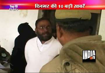 bsp leader swami prasad maurya quarrels with securitymen during polling