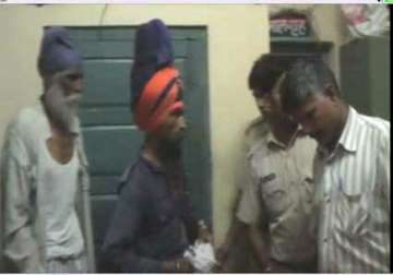 babas use knives kill one passenger injure 4 on chhattisgarh exp near mathura