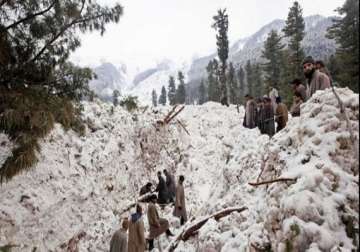 bad weather leaves nomadic gujjars stranded in kashmir