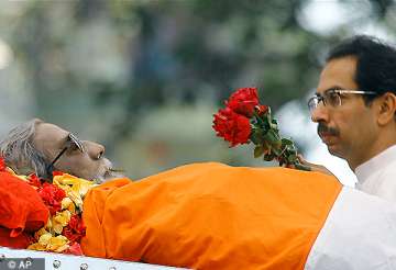 bal thackeray cremated with state honours amidst sea of mourners