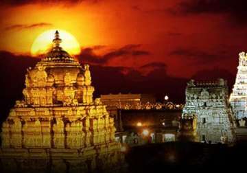 benami devotees donate 100 kg gold to goldplate walls of tirupati balaji temple