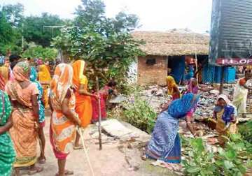 bengal women destroy more than 1000 litres of illicit liquor