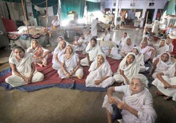 bengali widows from vrindavan return to kolkata for durga puja