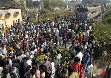 bhopal disaster protesters block india trains