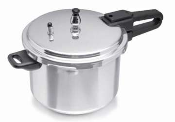 bihar official cooked food in silver pressure cooker
