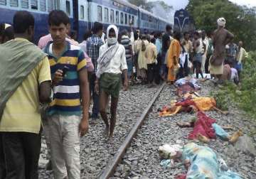 bihar train mishap railway minister blames state govt death toll 28