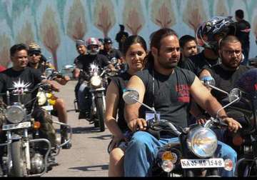 bikers sans helmet won t get petrol uttar pradesh transport minister