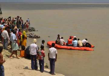 boat capsizes in saryu river in up more than 10 missing