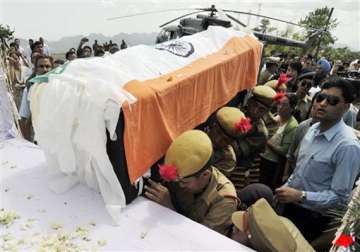 khandu s body arrives in itanagar pm sonia to pay homage