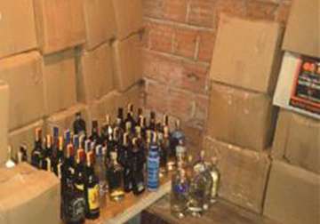 bootlegger held with 300 cartons of illicit liquor in delhi