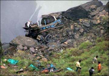 bus falls into gorge in himachal 16 dead