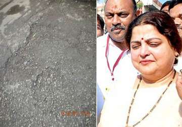 cm chavan s wife unhappy with mumbai roads