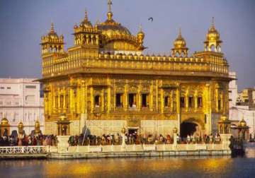 cameron offers prayers at golden temple