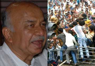 centre to go ahead with creation of telangana says shinde