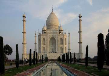 close agra monuments in afternoon