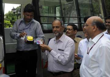 common fare card for metro feeder buses launched in delhi