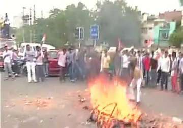 congress protests over power water crisis burns effigies of narendra modi arvind kejriwal