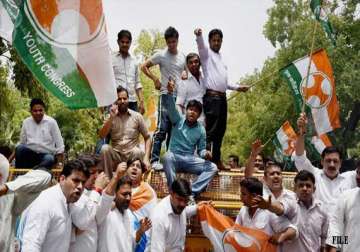 congress protests fare hike at minister s delhi house