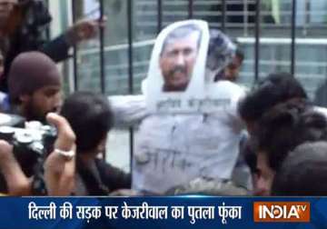 congress workers burn kejriwal s effigy during pol khol abhiyan