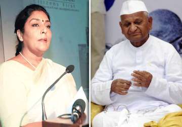 congress attacks anna hazare for justifying slapping