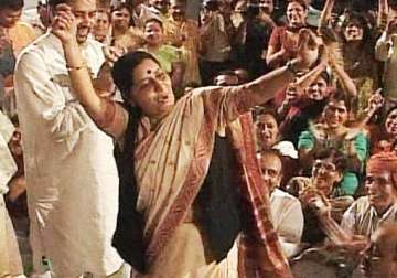 congress demands sushma s resignation for rajghat dance