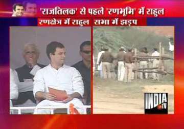 congress leaders kick black flag waving sp activist as rahul alights from chopper