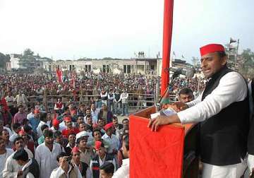 congress too clever in committing scams says akhilesh