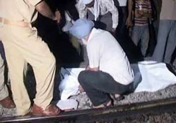 couple commits suicide by jumping before train